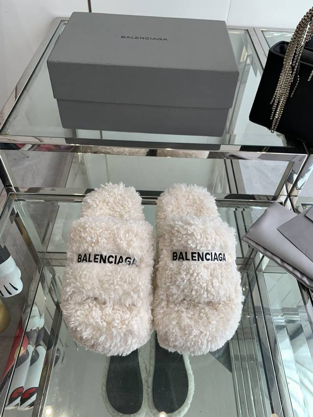 Balenciaga 巴黎世家 厚底毛毛拖鞋超舒适光腿穿 回头率满分一年四季都能随意出门就穿博主热门单品推送码数:35-40